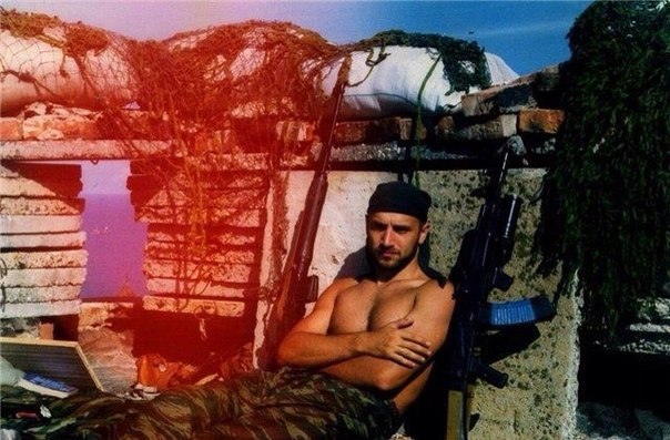 Мужик с автоматом. Иной раз посмотришь — ни одного нормального мужика вокруг, одни хипстеры. В ...