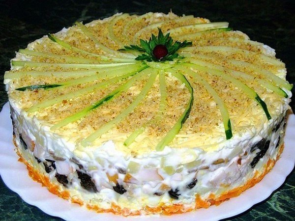 Слоеный закусочный торт с копчёной курицей, черносливом и шампиньонами.Ингредиенты:копчёная курица – ...