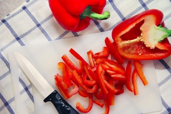Киш с курицей и шпинатом.Ингредиенты:Слоеное бездрожжевое тесто - 300 г.Куриное филе - 2 ... - 4