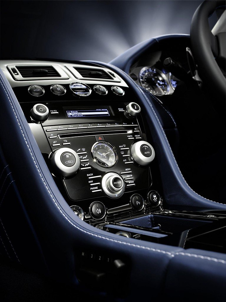 Aston Martin Vantage V8 - 8