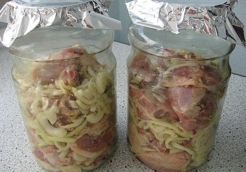 Вкусная курочка в банке.. Ингредиенты: - тушка куры около 2 кг (или окорока) - 2 крупные луковицы - ...