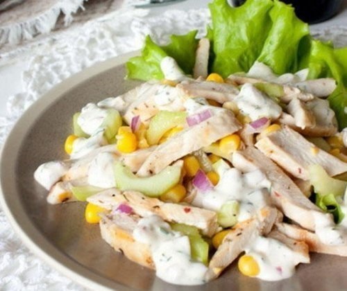 Салат из курицы с огурцом и кукурузой.75 ккал/100 грНа 4 порции вам потребуется:2 куриных филе, ...