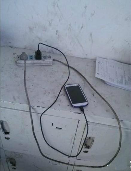 Она поставила телефон на зарядку, но поняла, что удлинитель не включен, она его включила. А потом ...