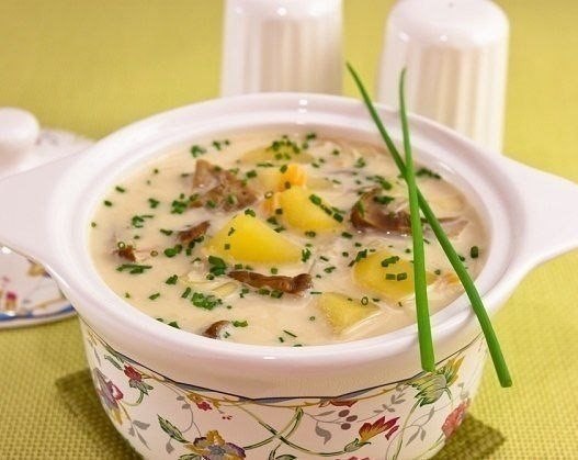 Сырный суп с белыми грибами.Суп получается очень ароматным, сытным, вкусным. Ингредиенты: 50 гр ...