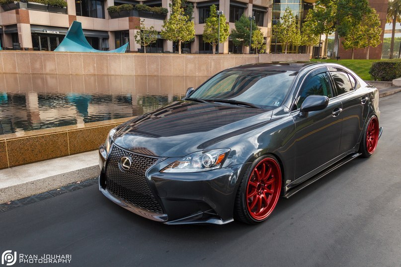 Lexus IS.