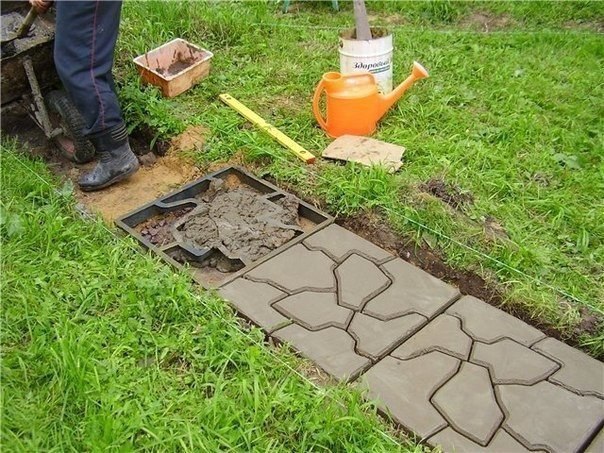 Сами сделаем плитку на дорожку. Изготовить самому пескоцементную плитку достаточно просто, а стоить ...