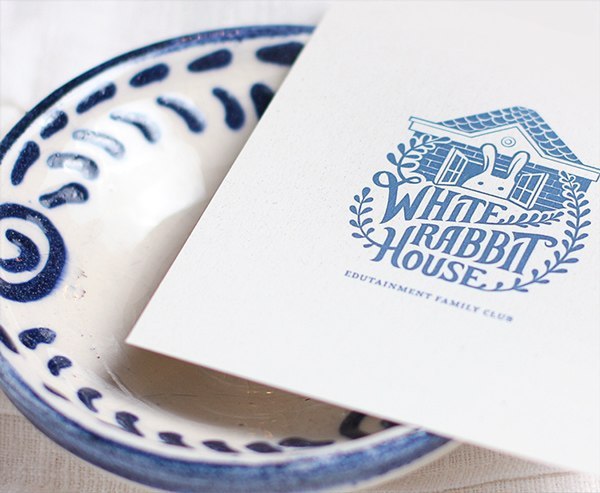 Фирменный стиль и иллюстрации для детского клуба премиум класса White Rabbit House.Комментарий ...