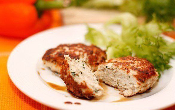 Куриные котлеты с сыром.Котлеты из куриного фарша — прекрасная альтернатива мясным котлетам. Они ...