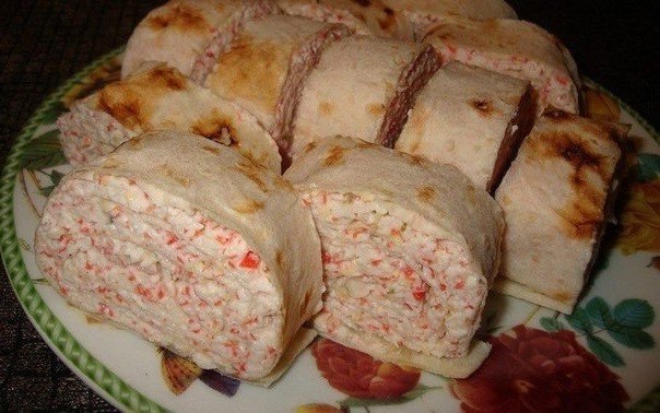 Рулетики с крабами.Ингредиенты:крабовые палочки - 400 гр.соус ТарТар - 200 мл.сыр - 100 гр.лаваш ...