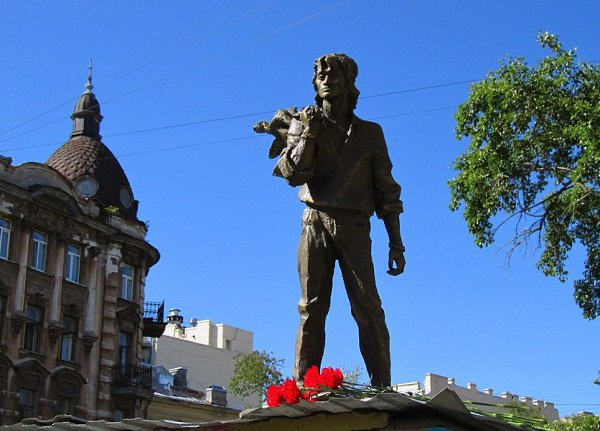 Переулок Цоя.=========Год назад к пятидесятилетнему юбилею певца киноманы повесили на дом в ... - 2