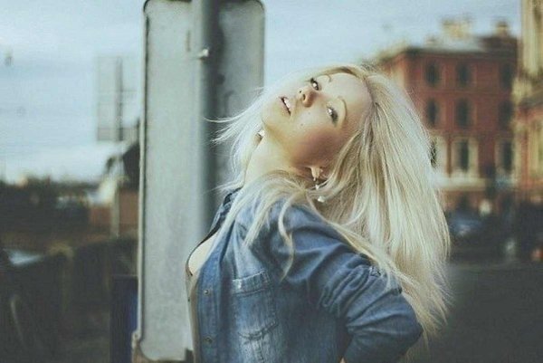 С каждым такое было. Молча стоишь. Улыбаешься. А сердце изнутри ломает рёбра