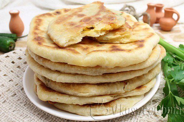 Простенький хачапури с сыром.Традиционные для грузинской кухни лепешки – хачапури, заменяют хлеб, ...