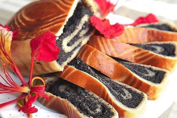 Творожный рулет с маком.Ингредиенты:- мука 250 г- творог 125 г- сахар 50 г- соль щепотка.- ...