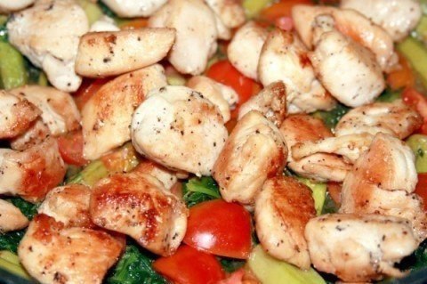 Три быстрых рецепта приготовления курицы.1. Берем куриные грудки, разрезаем на небольшие кусочки, ...