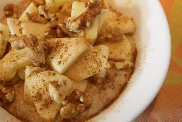 Овсянка с яблоками, корицей и медом.На 100 гр- 205 ккал.1.Овсяные хлопья — 50г;2. Яблоко — 1шт;3. ...