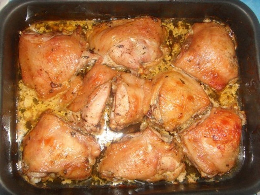 Приготовить филе бедра курицы в духовке. Запеченные бедрышки в духовке. Бедро куриное запеченное. Куриные бёдрышки в духовке. Куриные бедра запеченные в духовке.
