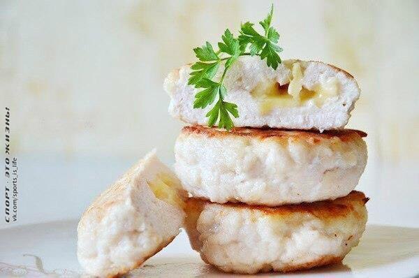 Куриные котлетки с сыром.Ингредиенты:500-600 гр. куриного филе1 яйцо100 мл молока 2%соль100 гр. сыра ...