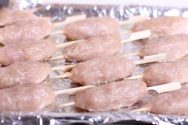 Мини-кебабы из индейки с Табаско и тмином.Казалось бы, просто фарш из мяса индейки. Но вместе с ...