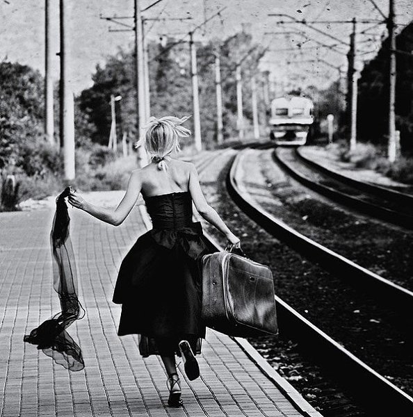 Прошлое - это поезд, но он уже ушел. Будущее - это мечта, но еще не известно сбудется ли она. А ...