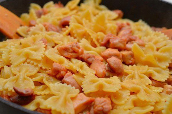 Фарфалле с курицей и мёдом.Ингредиенты:Макароны фарфалле — 500 гКуриная голень — 700 гМасло ... - 8