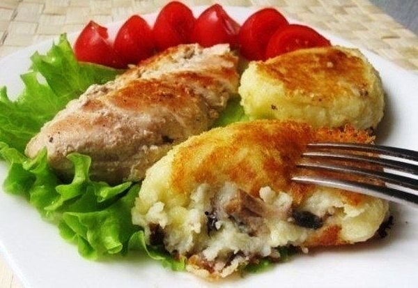 Картофельные зразы с грибами.Ингредиенты:600 г картофеля150 г шампиньонов70 г репчатого лука30 г ...
