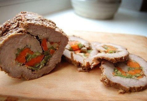 Мясной рулет с овощами.Ингредиенты:* мясо (филе) — 1 кг* морковь — 2 шт.* спаржевая фасоль — 1 ...