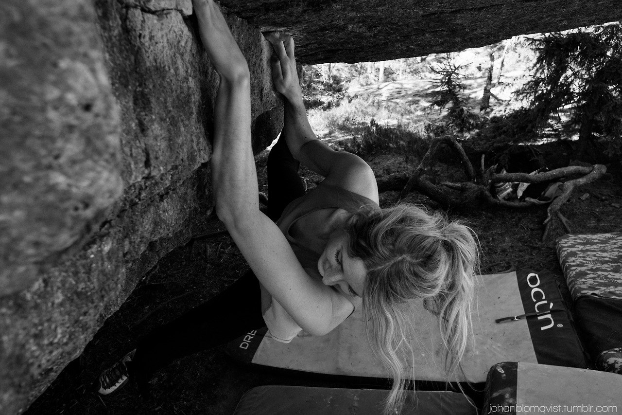 Matilda Sderlund climbing Hammas Fingercrack, 7B at land.