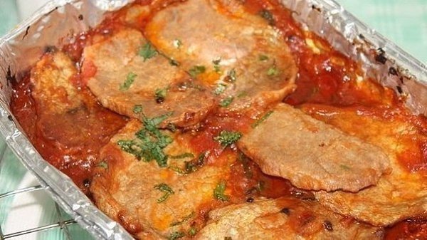 Мясо в томатном соусе.Ингредлиенты:Мясо (вырезка) — 1 КилограммТоматное пюре — 800-900 Миллилитров ...