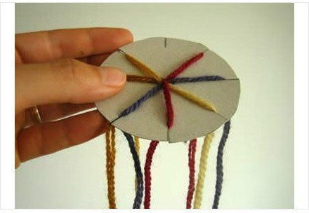 Браслет из ниток на круге. Красивые браслетики из ниток. Браслеты из ниток круглые. Браслет на картонном круге. Шнур кумихимо из 4 нитей.