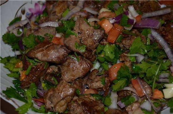 ГРУЗИНСКАЯ КУХНЯ. ПЕЧЕНЬ ПО-ГРУЗИНСКИ.Нарезаем сырые:1 помидор кубиками1 синий лук 1/4 кольцами3 ...