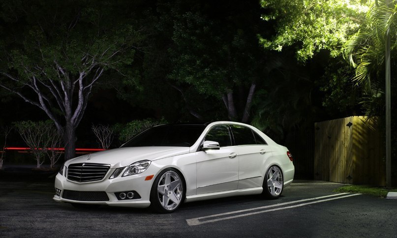 Mercedes-Benz E350.