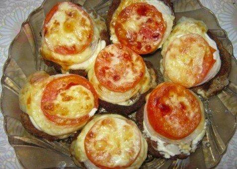 Колдуны ленивые под шубкой.Ингредиенты:?Фарш мясной-300 гр.?Картофель-4 шт.?Лук-2 шт.?Яйцо-1 ...