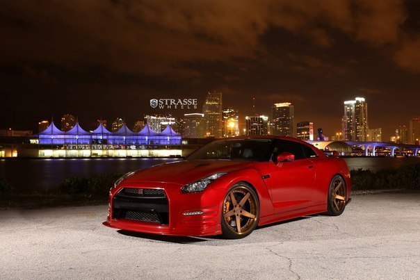 Nissan GT-R    Strasse Wheels