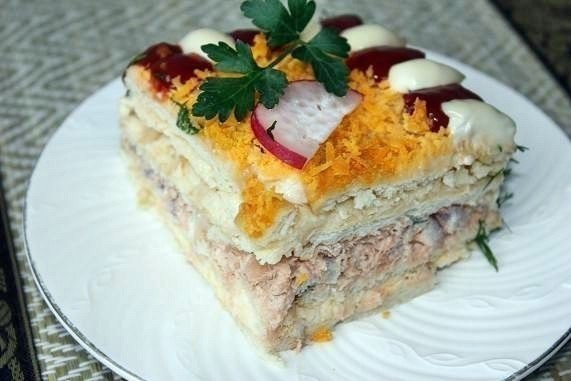 Рыбный салатик - торт с крекерами. Ингредиенты: - 200 - 250 г - соленых крекеров (у меня ушло 36 ...