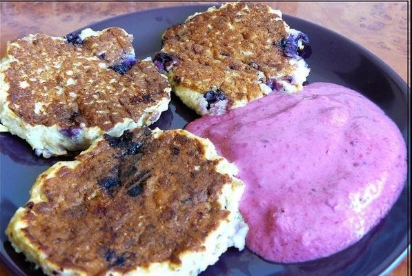 Оладьи яблочно-овсяные с черникой и ягодным соусом (завтрак).Калорийность готовых оладий на 100 гр - ...