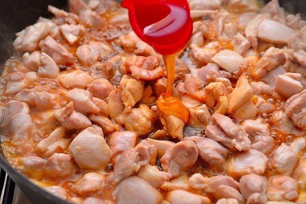 Фарфалле с курицей и мёдом.Ингредиенты:Макароны фарфалле — 500 гКуриная голень — 700 гМасло ... - 6