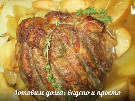 Сочная свинина с яблоками . Ингредиенты: -нежирная свинина 1,2 кг -яблоко 3 шт -лук 3 шт -яблочный ...