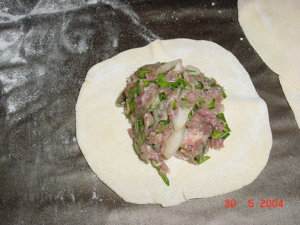 Манты фарш свинина говядина. Манты с картофелем и фаршем. Сузунские манты. Манты. Осетинские манты.