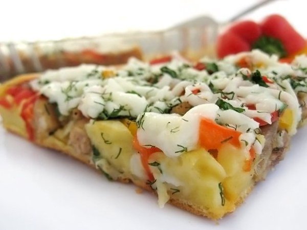 Открытый пирог с курицей и болгарским перцем! Ингредиенты: 3 яйца, по 2-3 ложки майонеза и сметаны ...