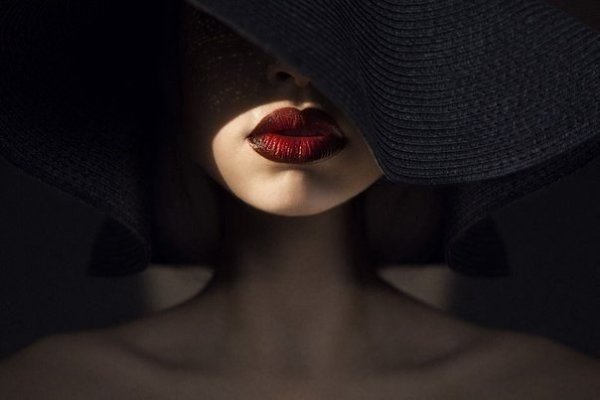 Женщина должна быть, как настоящие французские духи: хорошо пахнуть, дорого выглядеть и быть не ...