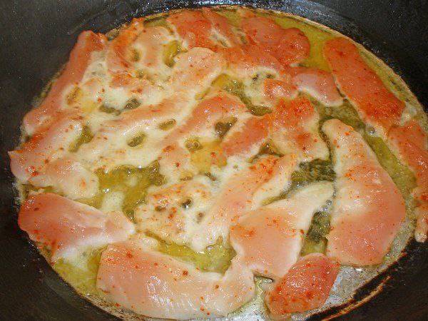 Вкусный ужин: курочка в топленом молоке.Ингредиенты:Куриное филе (из грудки) — 1 шт.Сливочное масло ... - 3