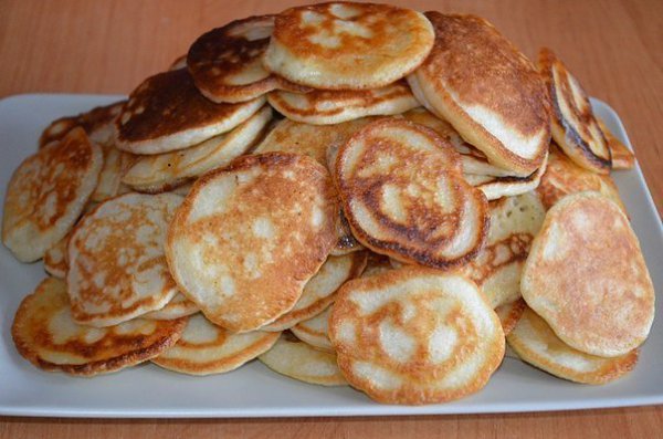 Самые вкусные дрожжевые оладьи! Ингредиенты: Мука – 250 г (в одном гранёном стакане 130 грамм) ...