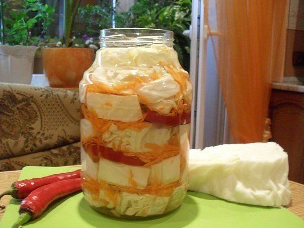 Вкуснейшая маринованная капуста - беленькая, сладенькая, хрустящая! Капусту нарезать большими ...