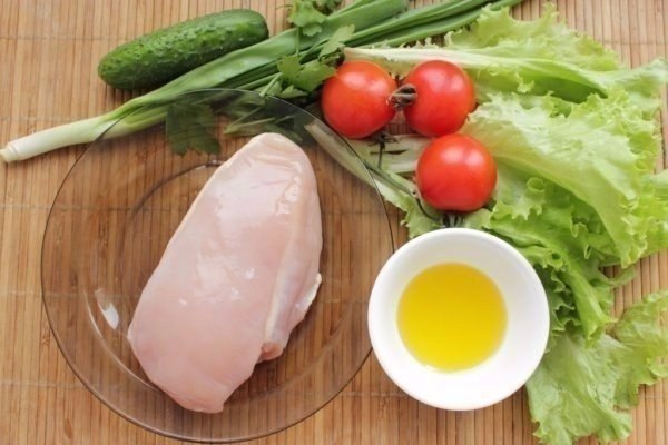 Салат из курицы и свежих овощей - отличный и быстрый ужин.Ингредиенты:Куриное филе — 1 шт.Помидоры — ... - 2