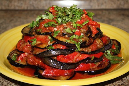 Аджапсандал (грузинская кухня).Ингредиенты:1кг. баклажаны600 гр. помидоры 500 гр. Картофель2 шт. ...