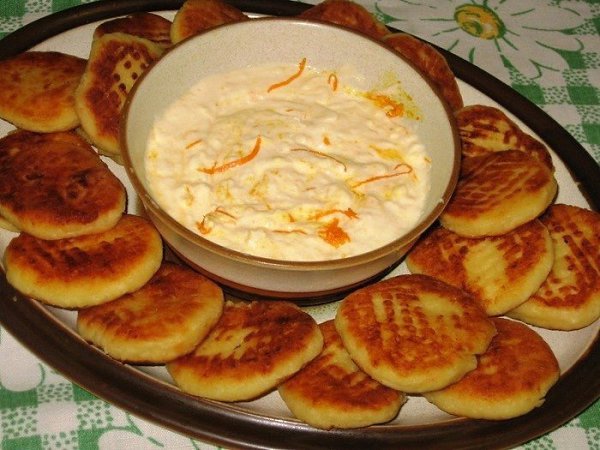 Апельсиновые сырники.Ингредиенты для сырников:- 400 г творога- 100 г сахара (можете взять больше, ...