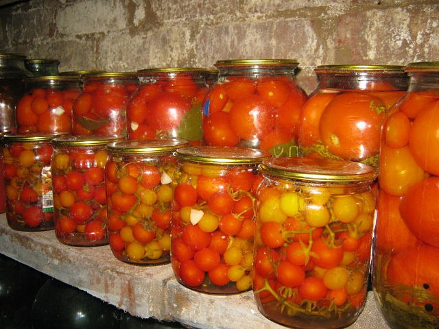 Маринованные помидоры без уксуса.Маринад:2 л воды,2 ст. л. соли,8 ст. л. сахара,а также – острые ...