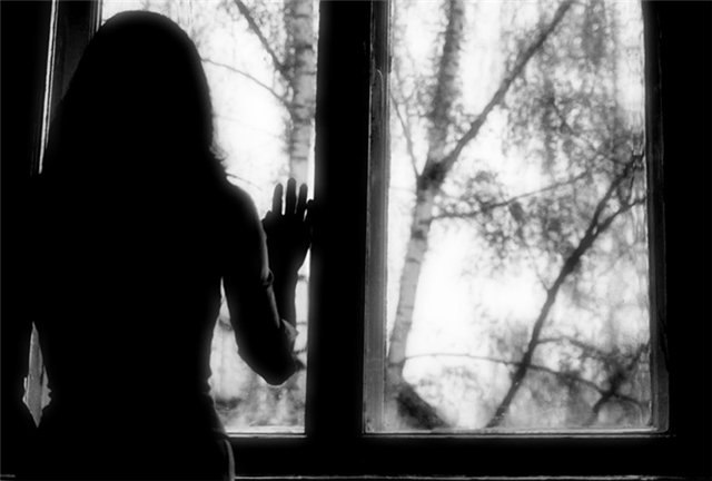 Полуночным туманом сокрыта.Растеклась по углам тишина… Лунный свет невесомым графитом Очертил силуэт ...