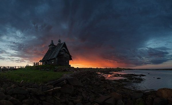 Старая церковь на берегу Белого моря, Россия