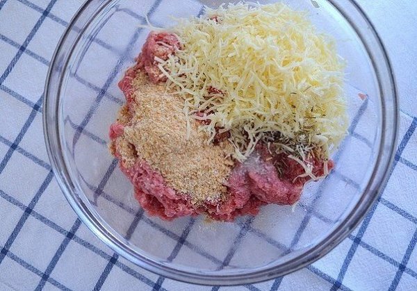 Слоёная мясная запеканка в беконе.Ингредиенты:Фарш мясной (свино-говяжий) - 500 гШампиньоны - ... - 4